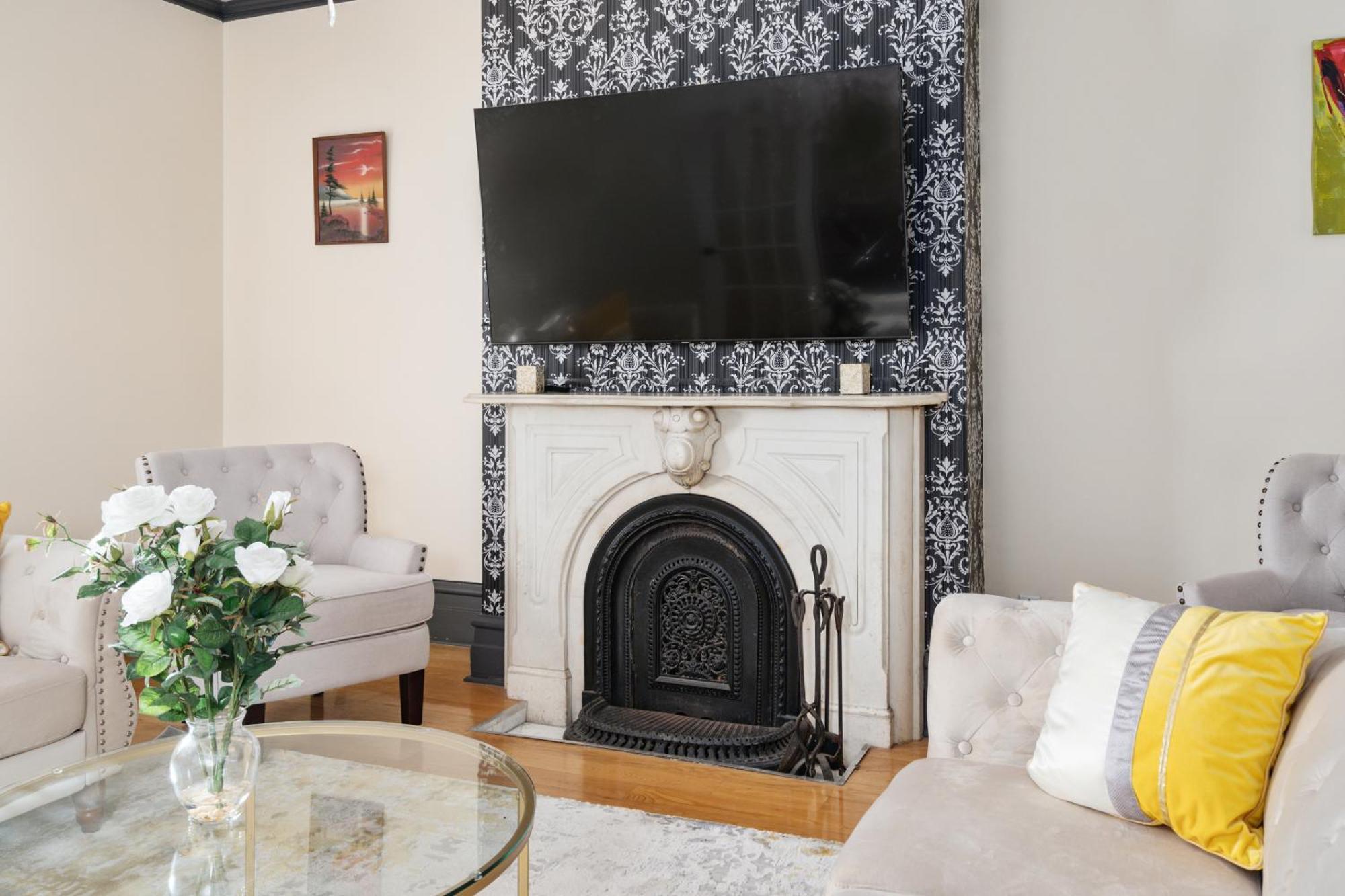 Centennial 6-Bedroom Waterfront Palace Sleeps 14 Монреал Екстериор снимка
