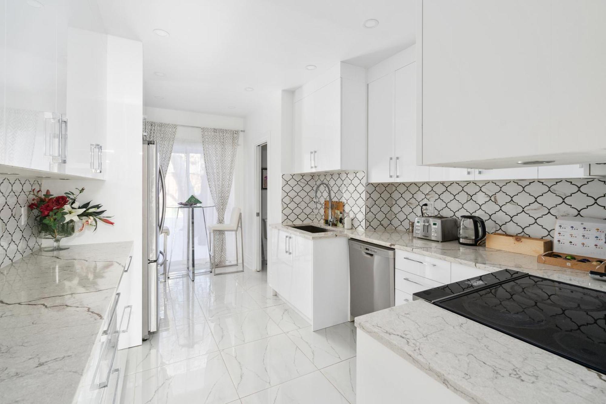 Centennial 6-Bedroom Waterfront Palace Sleeps 14 Монреал Екстериор снимка